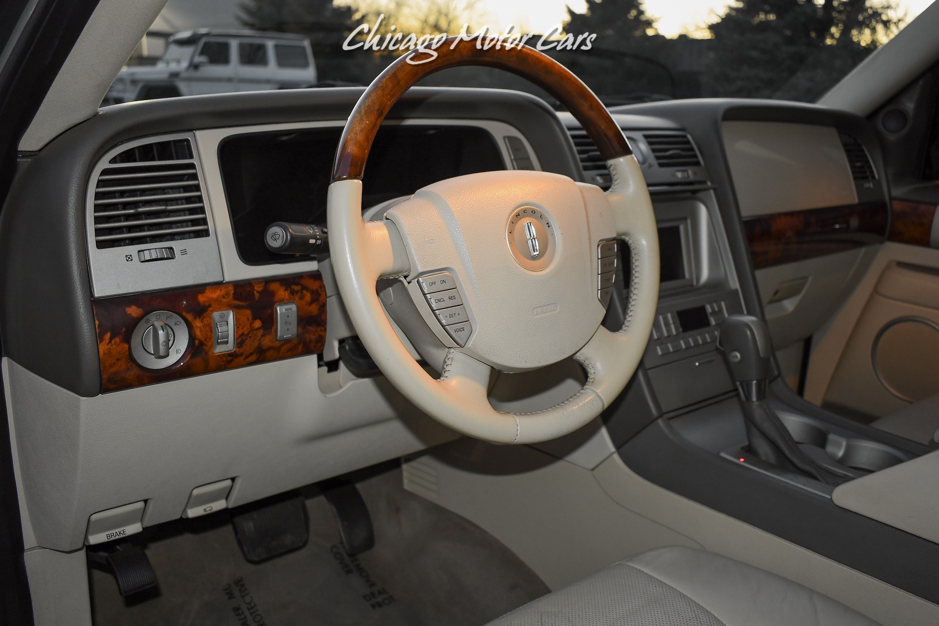 2004 Lincoln Navigator Luxury Rear Entertainment! 8 Passenger Seating